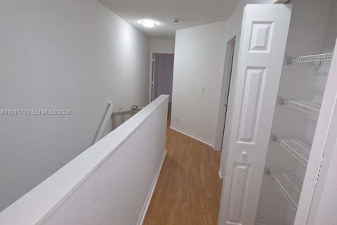 Снять в аренду таунхаус в Уэстон, Флорида 3 спальни, 134.06м2, № 2062786 - фото 10