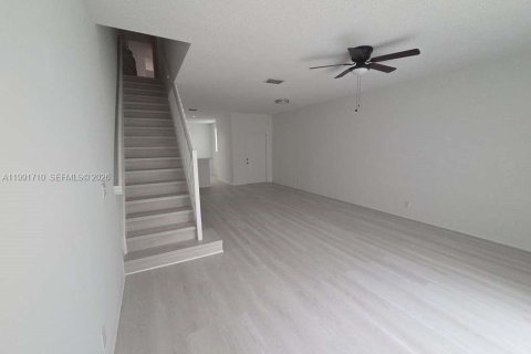Снять в аренду таунхаус в Уэстон, Флорида 3 спальни, 134.06м2, № 2062786 - фото 8
