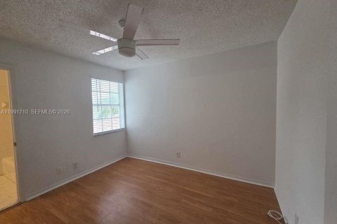 Снять в аренду таунхаус в Уэстон, Флорида 3 спальни, 134.06м2, № 2062786 - фото 18