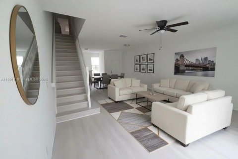 Снять в аренду таунхаус в Уэстон, Флорида 3 спальни, 134.06м2, № 2062786 - фото 2