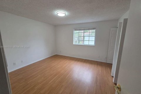 Снять в аренду таунхаус в Уэстон, Флорида 3 спальни, 134.06м2, № 2062786 - фото 16