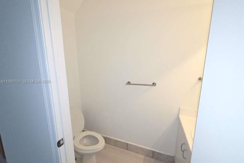 Снять в аренду таунхаус в Уэстон, Флорида 3 спальни, 134.06м2, № 2062786 - фото 9