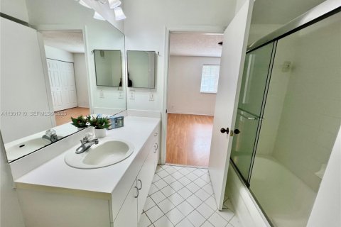 Снять в аренду таунхаус в Уэстон, Флорида 3 спальни, 134.06м2, № 2062786 - фото 12