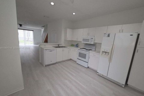 Снять в аренду таунхаус в Уэстон, Флорида 3 спальни, 134.06м2, № 2062786 - фото 6