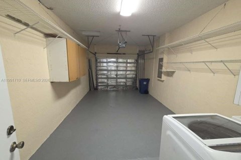 Снять в аренду таунхаус в Уэстон, Флорида 3 спальни, 134.06м2, № 2062786 - фото 19