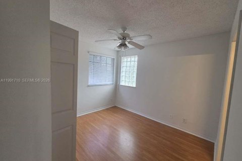 Снять в аренду таунхаус в Уэстон, Флорида 3 спальни, 134.06м2, № 2062786 - фото 15