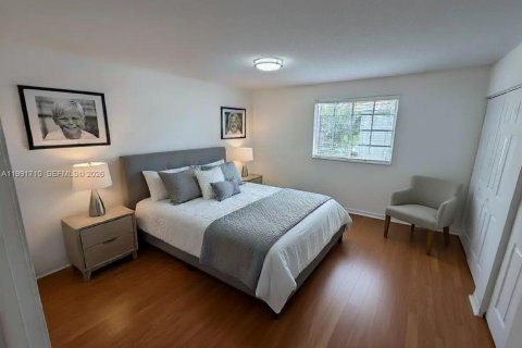 Снять в аренду таунхаус в Уэстон, Флорида 3 спальни, 134.06м2, № 2062786 - фото 3