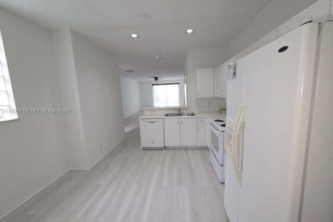 Снять в аренду таунхаус в Уэстон, Флорида 3 спальни, 134.06м2, № 2062786 - фото 7