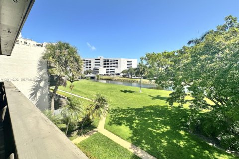 Condo in Miami, Florida, 1 bedroom  № 2076270 - photo 3