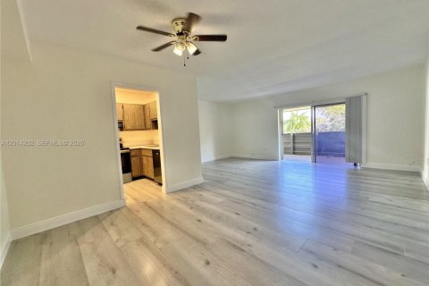 Condo in Miami, Florida, 1 bedroom  № 2076270 - photo 6