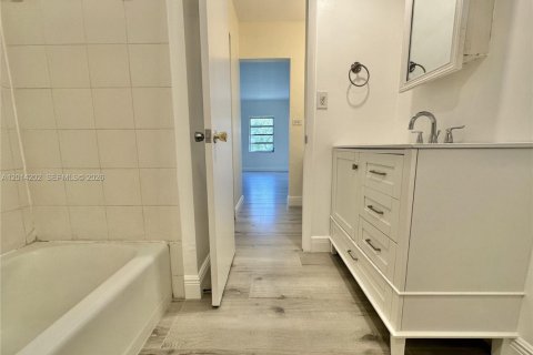 Condo in Miami, Florida, 1 bedroom  № 2076270 - photo 16