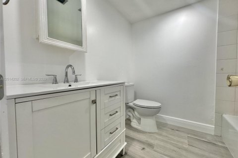 Condo in Miami, Florida, 1 bedroom  № 2076270 - photo 15