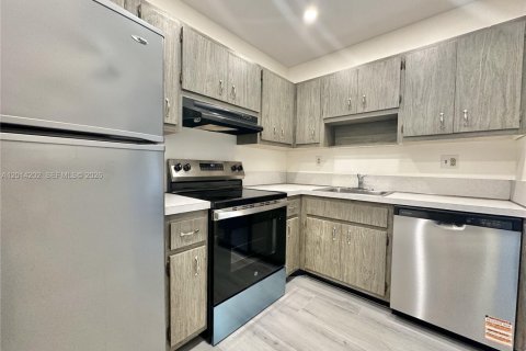Condo in Miami, Florida, 1 bedroom  № 2076270 - photo 9