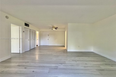 Condo in Miami, Florida, 1 bedroom  № 2076270 - photo 4