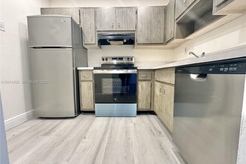 Condo in Miami, Florida, 1 bedroom  № 2076270 - photo 10