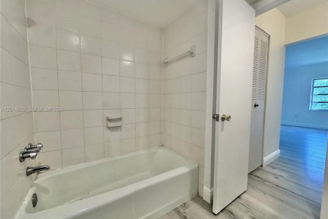 Condo in Miami, Florida, 1 bedroom  № 2076270 - photo 17