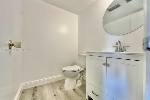 Condo in Miami, Florida, 1 bedroom  № 2076270 - photo 11