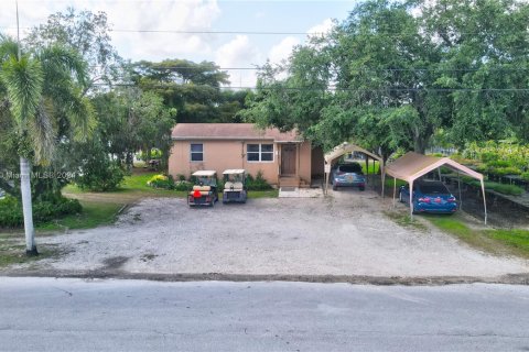 Коммерческая недвижимость в Хомстед, Флорида № 2034192