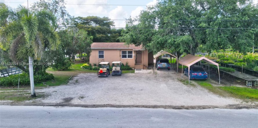 Коммерческая недвижимость в Хомстед, Флорида № 2034192