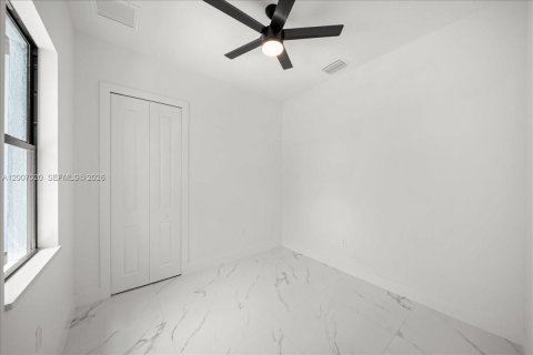 Купить виллу или дом в Лихай-Эйкерс, Флорида 4 спальни, 171.13м2, № 2071656 - фото 23