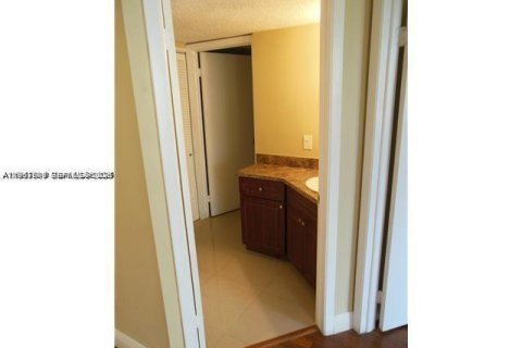 Condo in Miami, Florida, 2 bedrooms № 2029684 - photo 7
