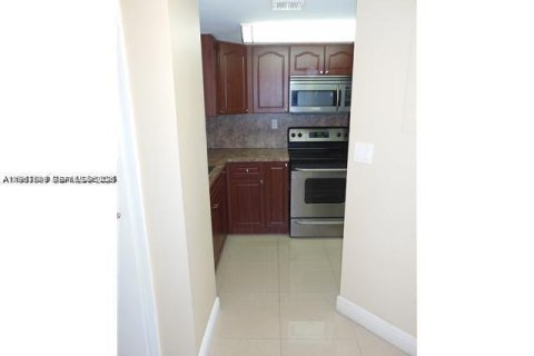 Condo in Miami, Florida, 2 bedrooms № 2029684 - photo 2