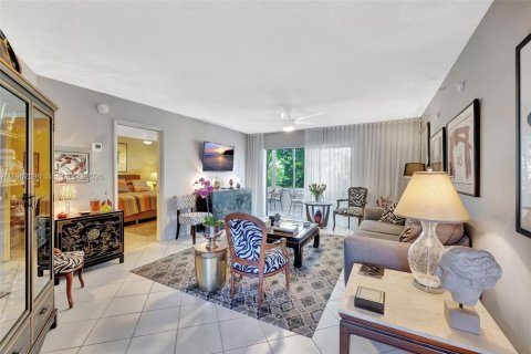 Condo in Lauderdale Lakes, Florida, 2 bedrooms № 2080900 - photo 3