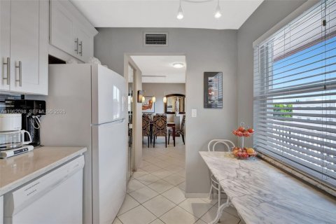 Condo in Lauderdale Lakes, Florida, 2 bedrooms № 2080900 - photo 14