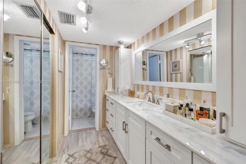 Condo in Lauderdale Lakes, Florida, 2 bedrooms № 2080900 - photo 19