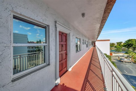 Condo in Lauderdale Lakes, Florida, 2 bedrooms № 2080900 - photo 27