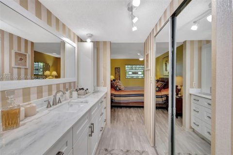 Condo in Lauderdale Lakes, Florida, 2 bedrooms № 2080900 - photo 21