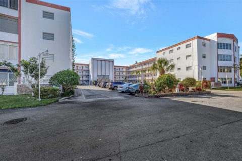 Condo in Lauderdale Lakes, Florida, 2 bedrooms № 2080900 - photo 28