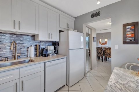 Condo in Lauderdale Lakes, Florida, 2 bedrooms № 2080900 - photo 13