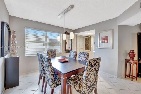 Condo in Lauderdale Lakes, Florida, 2 bedrooms № 2080900 - photo 9