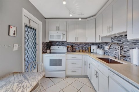 Condo in Lauderdale Lakes, Florida, 2 bedrooms № 2080900 - photo 11