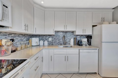 Condo in Lauderdale Lakes, Florida, 2 bedrooms № 2080900 - photo 12