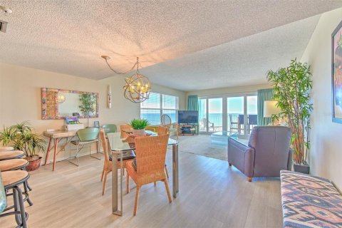 Condo in North Redington Beach, Florida, 2 bedrooms  № 1904896 - photo 9