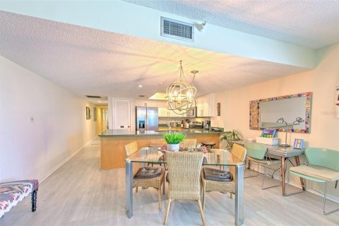 Condo in North Redington Beach, Florida, 2 bedrooms  № 1904896 - photo 11