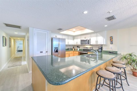 Condo in North Redington Beach, Florida, 2 bedrooms  № 1904896 - photo 15