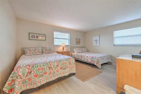 Condo in North Redington Beach, Florida, 2 bedrooms  № 1904896 - photo 23