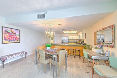 Condo in North Redington Beach, Florida, 2 bedrooms  № 1904896 - photo 12