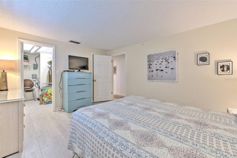 Condo in North Redington Beach, Florida, 2 bedrooms  № 1904896 - photo 18