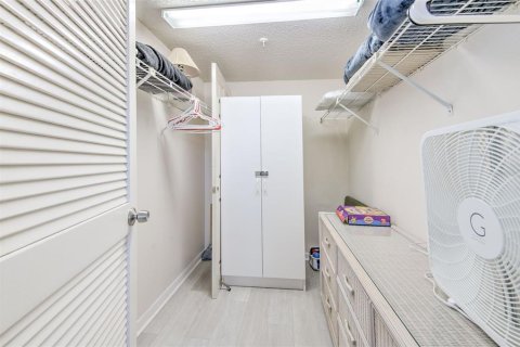 Condo in North Redington Beach, Florida, 2 bedrooms  № 1904896 - photo 26