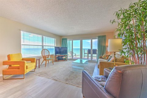 Condo in North Redington Beach, Florida, 2 bedrooms  № 1904896 - photo 1