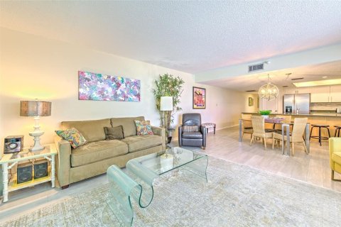 Condo in North Redington Beach, Florida, 2 bedrooms  № 1904896 - photo 5