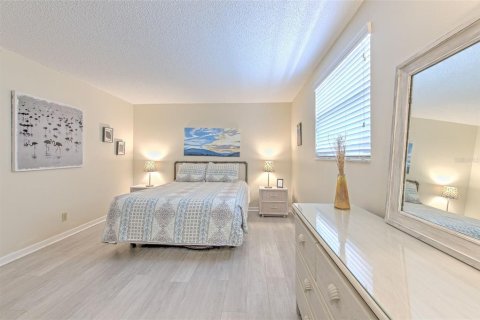 Condo in North Redington Beach, Florida, 2 bedrooms  № 1904896 - photo 17