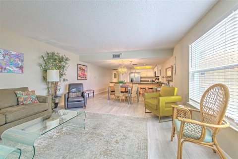 Condo in North Redington Beach, Florida, 2 bedrooms  № 1904896 - photo 6