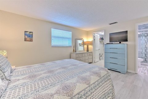 Condo in North Redington Beach, Florida, 2 bedrooms  № 1904896 - photo 19