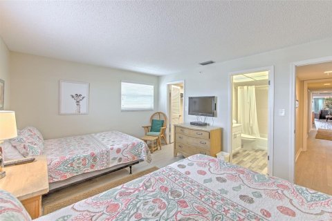 Condo in North Redington Beach, Florida, 2 bedrooms  № 1904896 - photo 25