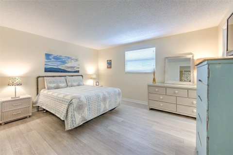 Condo in North Redington Beach, Florida, 2 bedrooms  № 1904896 - photo 16